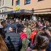 Hunderte von Kindern und Jugendlichen versammelten sich vor dem Cityhotel  "Ost am Kö" nur um einen Blick auf den Youtube Star Leon Machère zu ergattern.