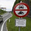 In Tirol hat die Polizei auch am Sonntag die neuen Fahrverbote auf Ausweichstrecken durch Ortschaften durchgesetzt. Jetzt will Deutschland klagen.