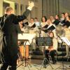 Dirigent Markus Romes hat mit den Auftritten des Konzertchors „Klangreich“ ein kleines Gesamtkunstwerk geschaffen: Musik trifft auf Poesie und auch Show – wie hier in der Kirche St. Elisabeth. 	