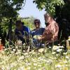 Hermann Stickroth (rechts) präsentiert der Augsburger LBV-Jury (Renate Winkler und Paul Schmuck) seinen Garten. Es geht um die Auszeichnung "Vogelfreundlicher Garten".