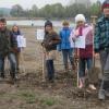 Mit Fleiß und Ausdauer pflanzten die Schüler der Aindlinger Schule über 200 Bäume und Sträucher auf der Ausgleichsfläche der Gemeinde Todtenweis. 
