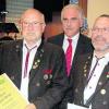Glückwünsche für das neue Ehrenmitglied des Schützenvereins Biburg, Rudi Birner (links), gab es von Bürgermeister Otto Völk und Schützenmeister Helmut Ritsch. Fotos: Monika Hupka-Böttcher