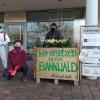 Klima-Aktivisten von "Wald statt Stahl" stellten ein bepflanztes Hochbeet vor das Büro des Landtagsabgeordneten Fabian Mehring in Meitingen.