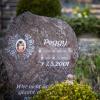 Ein Gedenkstein mit dem Porträt von Peggy auf dem Friedhof in Nordhalben.