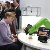 Auch Angela Merkel besuchte die CeBIT. Bislang ist sie allerings nicht durch digitalen Ehrgeiz aufgefallen. 