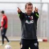 FCA-Trainer Markus Weinzierl gibt die Richtung vor. Auch in Freiburg will er offensiv nach vorne spielen lassen. 
