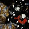 Einsatzkräfte der Feuerwehr laden die Lebensmittel des umgestürzten Lasters um.