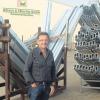 Ein Mann mit Profil – Fritz Fälschle vor selbst entwickelten und gefertigten Aluminium-Bauteilen seiner Gewächshäuser.  