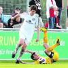 Sebastian Bonfert (weißes Trikot) sorgte mit dem 2:2-Ausgleich in Pullach für die Wende. Mit 4:2 setzten sich die Landsberger am Ende durch. Archiv-Foto: Julian Leitenstorfer