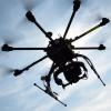 Solche Mini-Drohnen können für Rettungshubschrauber gefährlich werden. Künftig sollen strengere Regelungen für die ferngesteuerten Flugobjekte gelten. 