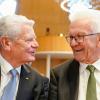 Winfried Kretschmann (Bündnis 90/Die Grünen, r), Ministerpräsident von Baden-Württemberg, und Joachim Gauck, ehemaliger Bundespräsident.