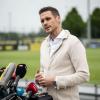 Dortmunds Sportdirektor Sebastian Kehl spricht am Trainingsgelände mit Journalisten.