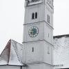 Die St.-Nikolaus-Kirche in Zusamzell muss saniert werden. Kirchenpfleger Konrad Dietrich deutet im rechten Bild in den älteren Teil des Gotteshauses. Auch hier stehen Renovierungen an. 
