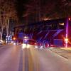 Ein Reisebus steht nach einem Zusammenstoß mit einem Auto quer auf der Bundesstraße 16 Landkreis Donau-Ries. Ein 20-jähriger Autofahrer war mit seinem Wagen gegen den Bus geprallt.