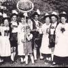 Gerne erinnert sich Finni Schwab (auf dem Foto rechts) an ihre aktive Zeit als Trachtlerin. Das Foto entstand bei einem Gaufest in den 1950-er Jahren.