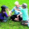 Beim Ferienprogramm des Krankenhaus-Fördervereins durften die Kinder selbst ausprobieren, wie man einen Verband richtig anlegt. Foto: Krankenhaus-Förderverein