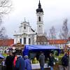 Der Dießener Weihnachtsmarkt findet auch 2019 vor der Kulisse des Marienmünsters statt.