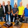 Die Reparateure Wolfgang Sittle, Michael Müller, Roland Heuberger, Peter Ströbel, und Manfred Vogel mit Günther Findler vom Reparaturtreff Weissenhorn (Zweiter von links).