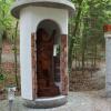 Eine kleine Kapelle hat Matthäus Unsin errichtet, um der gestifteten Floriansfigur im Wald bei Dienhausen einen Aufbewahrungsort zu schaffen.