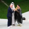 Der Emir von Katar, Scheich Tamim bin Hamad Al Thani (M), und Gianni Infantino (l) übergeben Argentiniens Lionel Messi den WM-Pokal.