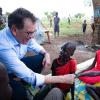 Bundesentwicklungsminister Gerd Müller (64) in einem afrikanischen Flüchtlingslager – vor dem Reisestopp zur Eindämmung der Corona-Pandemie. Derzeit bleiben dem Kemptener nur Videokonferenzen für den Kontakt in Partnerländer. 	