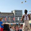 Das Straßenkünstlerfestival "La Strada" in der Augsburger Innenstadt lockt mit Live-Musik, Akrobatik und Magie.