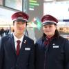 An Doan (links) und Angela Klement sind Auszubildende bei der Deutschen Bahn. Gerade sind sie als Servicepersonal am Münchner Hauptbahnhof eingesetzt. Sie erhalten von vielen Fahrgästen Fragen zum Neun-Euro-Ticket. 
