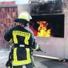 Küchenbrände entstehen relativ schnell. Die freiwilligen Brandschützer aus Göggingen zeigten, wie man einen Küchenbrand fachmännisch löscht. Foto: Langner