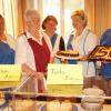 Auch beim Pfarrfest bewirteten die Damen des Frauenbunds mit ihrer Vorsitzenden Franziska Elbl (zweite von links) mit den leckersten Kuchen und Torten. Der Erlös ermöglicht wieder eine großzügige Spende. 
