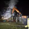 Am 26. Dezember bei Reichling: Feuerwehrkräfte löschen Stroh im ausgebrannten Stadel ab.