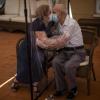 Ein Paar «küsst» sich durch eine Plastiktrennwand in einem Seniorenheim. Kontakte fehlen in Corona-Zeiten vielen Senioren. 