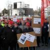 Kundgebung gegen die Schließung des Meitinger Produktionsstandort von Showa Denko: Dem Konzern wird der Bruch von Vereinbarungen vorgeworfen. Zugleich gibt es die Befürchtung, dass jetzt der gesamte Standort in Gefahr gerät. 	