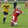 Ab durch die Mitte: Dießens Fußballerinnen (rote Trikots) holten sich gegen Ottobeu-ren den nächsten Sieg. 