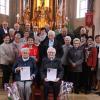 Beim Gottesdienst in der Pfarrkirche Mariä Himmelfahrt wurden Margit Miller und Anneliese Girstenbrei (vorne von links) für 70 Jahre Singen im Kirchenchor geehrt. Dahinter Chorleiterin Marianne Förg und Organist Hermann Wais im Kreis der Chormitglieder. 	 	