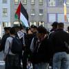 Eine nicht angemeldete Pro-Palästina-Kundgebung wurde im Vorfeld von der Stadt Augsburg verboten. Dennoch fanden sich am Sonntag rund 100 Protestierende auf dem Rathausplatz ein.
