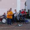 Liefen bei der Straßenmusik am Aichacher Stadtplatz zur Höchstform auf: Die J.J. Bluesband mit (von links) Richard Harti Bauch (Gitarre, Harps), Ralf Dippel (Schlagzeug), Sänger Brugi Weber, Matthias Schröck (Bass) und Jürgen
Mill (Gitarre).