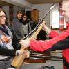 Gut besucht war der erste Flohmarkt für Schießsportartikel bei den Vereinigten Schützen Oberbernbach. Das Foto zeigt Richard Vogelsang (rechts), der Anja Belluzzi eines der angebotenen Luftgewehre erklärt.