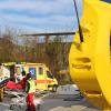 Gleich neben dem Hangar wartet ein Rettungswagen, der die Frau direkt ins Klinikum fährt. 	