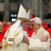 Papst Franziskus und sein Vorgänger Benedikt (r.) treffen sich im Petersdom. Über die Rücktrittsgründe von Benedikt wurde immer wieder spekuliert.