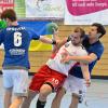 Mit vollem Einsatz kämpfen die Handballer des TSV Landsberg (rote Hose) bei ihren Spielen. Wichtig für die Ballkontrolle ist auch Harz. Das darf nicht mehr verwendet werden.
