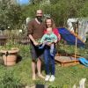 Michael Green mit seiner Frau Melly und Söhnchen Alan im naturnahen Garten in Raisting. Dort und auf dem Sonnenacker im Ort baut er Gemüse für die dreiköpfige Familie an. 