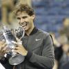 Da ist das Ding! Zum zweiten Mal in seiner Karriere darf Rafael Nadal den US-Open-Pott in Empfang nehmen.