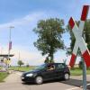 Der Bahnübergang bei Hirschfelden wird oft von Autos überquert. Eine Schranke oder ein Signallicht gibt es dort jedoch nicht. Viele Bahnübergänge im Landkreis sind lediglich durch Hinweisschilder gekennzeichnet. An einigen Orten soll sich das in den kommenden Jahren ändern.