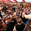 Am Freitag startet das Volksfest in Neusäß mit Bierzelt und Schaustellerbetrieb. Das Bild stammt aus dem vergangenen Jahr.