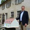 Hinten das marode Haus aus dem 18. Jahrhundert, vorne das Modell für das sanierte Gebäude: Unternehmer Joachim Lang hat große Pläne für einen stillgelegten Bauernhof im Roggenburger Ortsteil Unteregg. 	