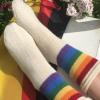 Toleranz nicht mit den Füßen treten, sondern mit schmucken Socken ein Statement für Vielfalt setzen. Ursula Hillenmeyer aus Wertingen hat gemeinsam mit einer Kollegin Socken entworfen, die einfach zu stricken, aber sehr ideenreich sind. Darunter auch dieses Modell – die Vielfalt-Socke. 