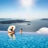 Unendlicher Badespaß: Infinity-Pool mit Blick auf griechische Inseln. 