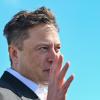 Tesla-Chef Elon Musk steht auf der Baustelle der Gigafactory in Grünheide.