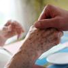 Mal die Hand halten und mit den älteren Menschen sprechen, das gehört zu einer guten Pflege dazu. Doch viele Altenpflegekräfte klagen, dass ihnen dafür kaum noch Zeit bleibt.