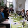 Ilse Erhard (rechts) hatte die Asylbeauftragte der Stadt, Karin Donath (links), zur Diskussion ins Mehrgenerationenhaus eingeladen.